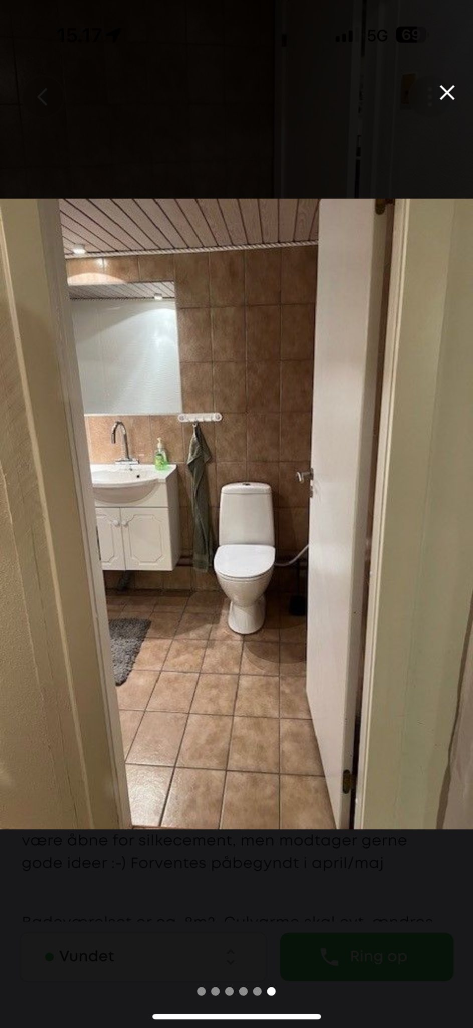 Badeværelse før renovering – ældre toilet og håndvask med brune gulvfliser