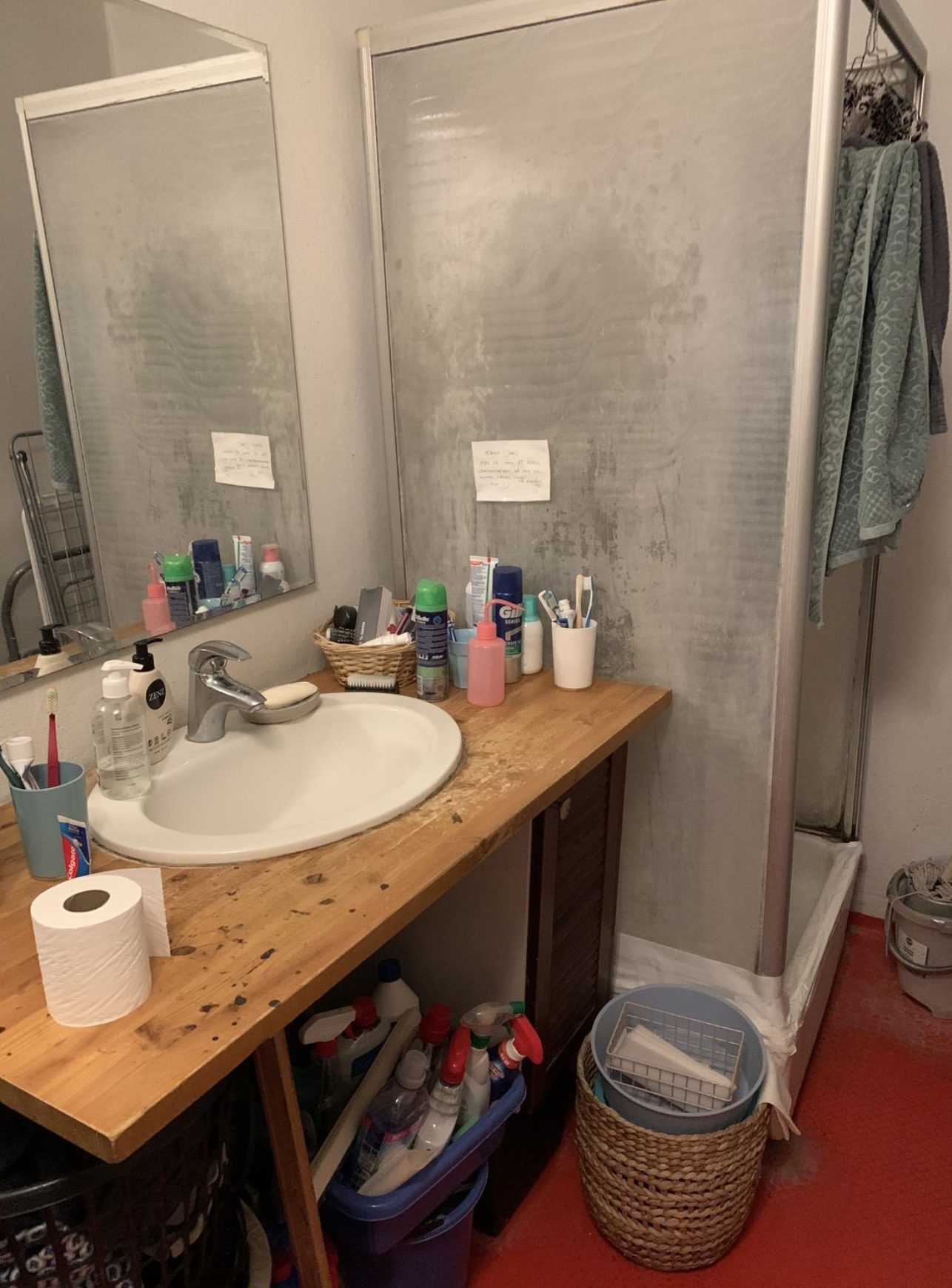 Ældre badeværelse med håndvask på træbordplade før renovering