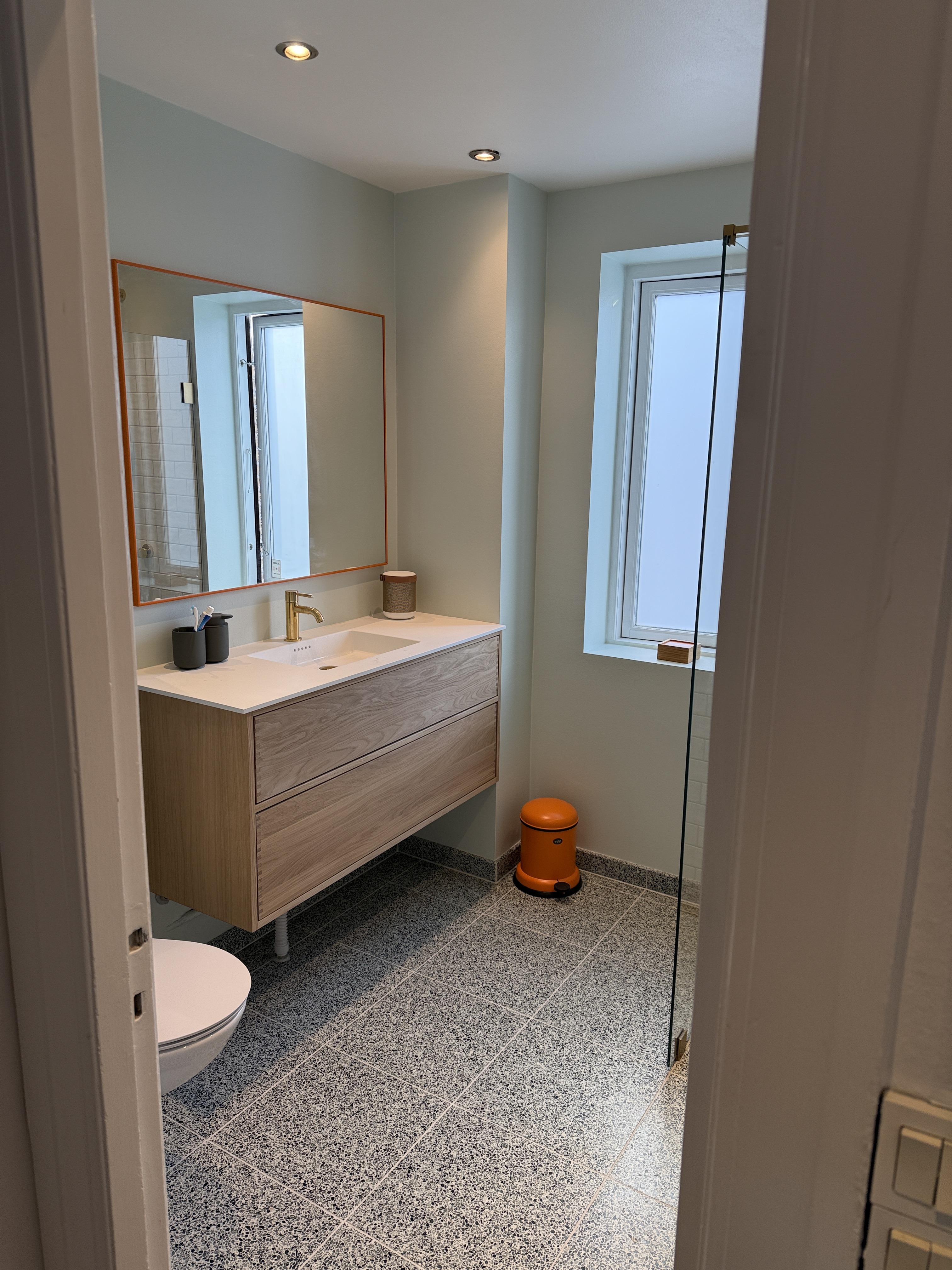 Nyrenoveret badeværelse med fliser – Murermesterbyg, Sjælland
