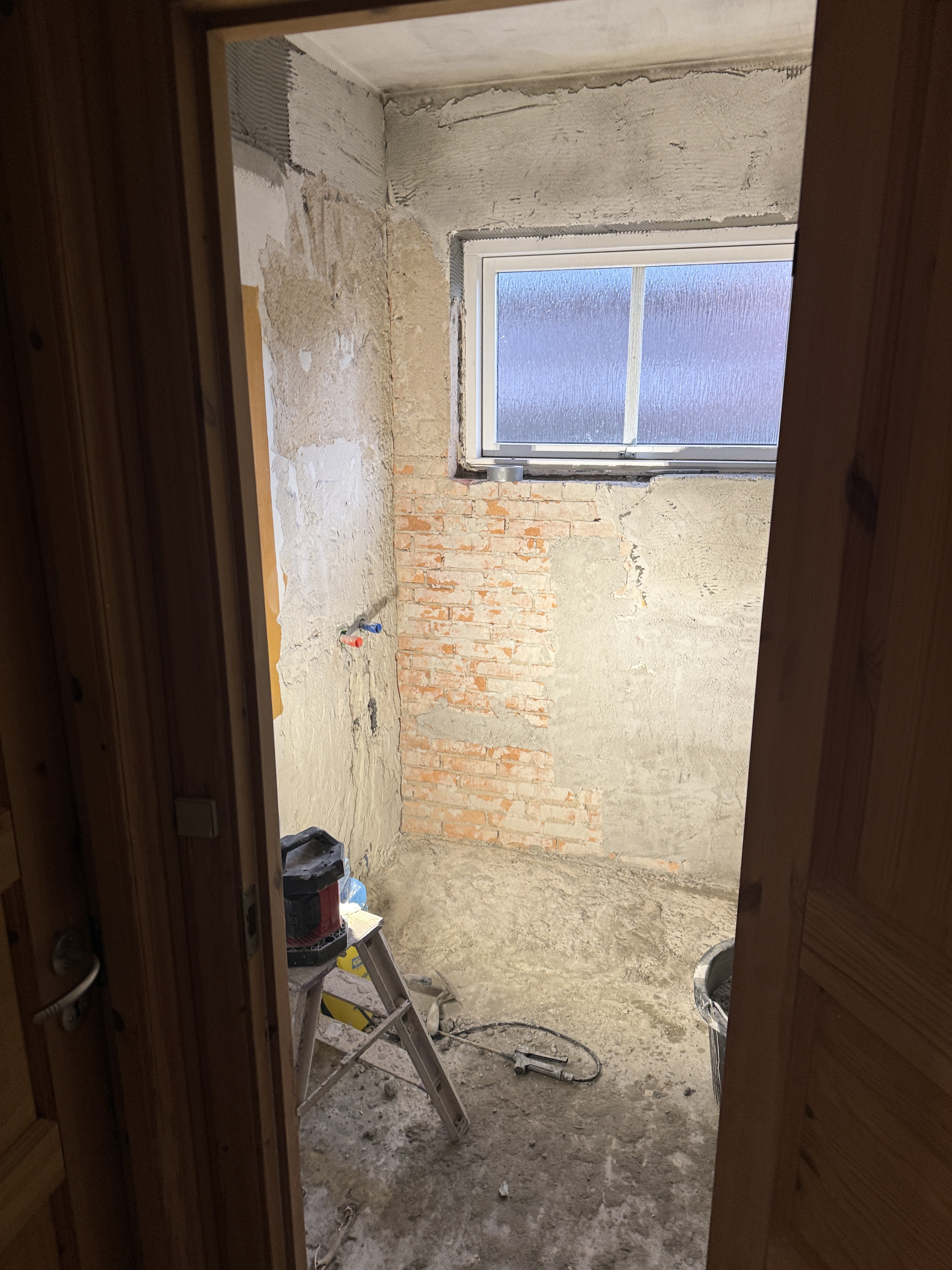 Badeværelse revet ned til det rå murværk under renovering