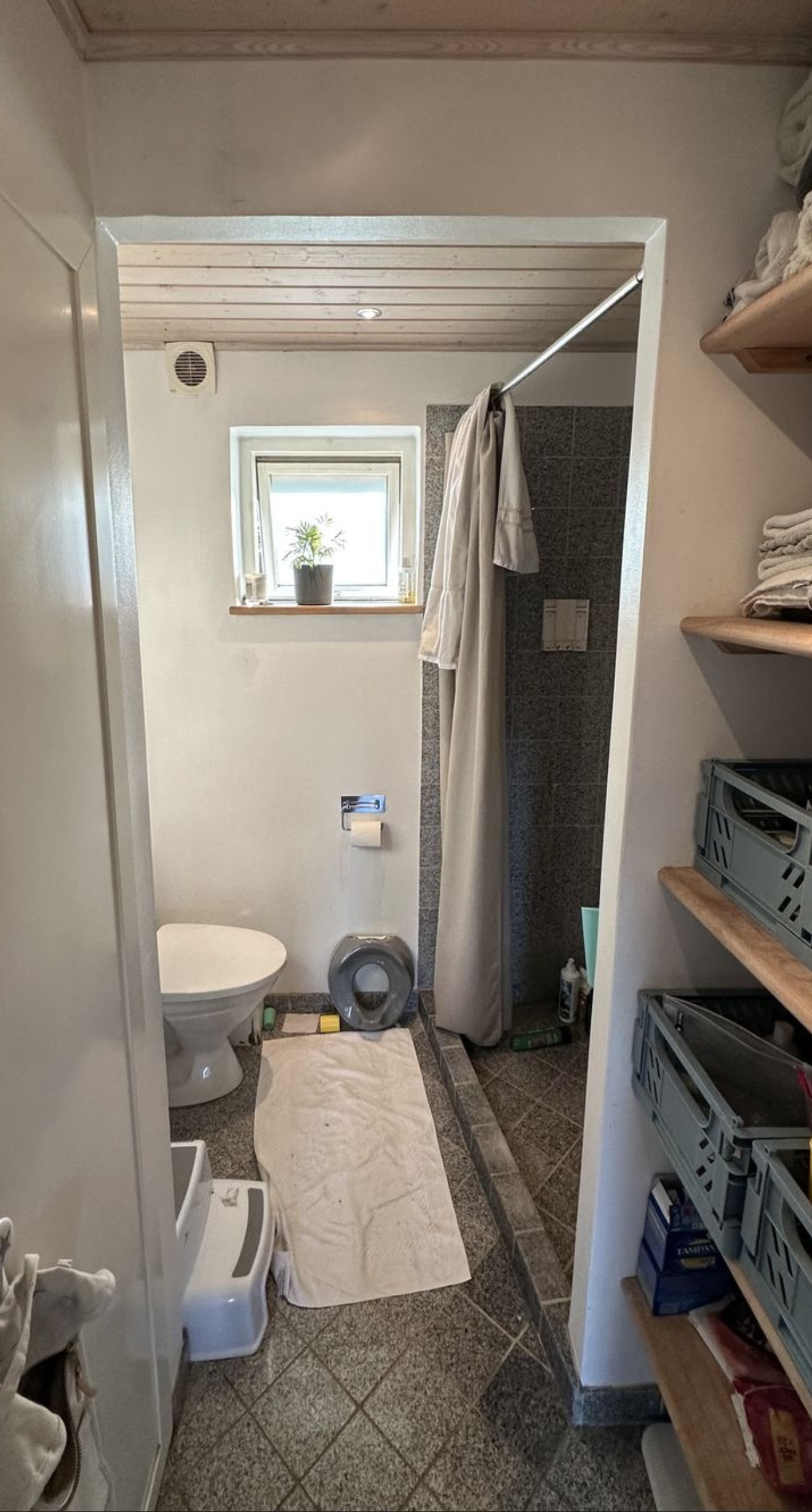 Badeværelse under renovering med nyt toilet monteret