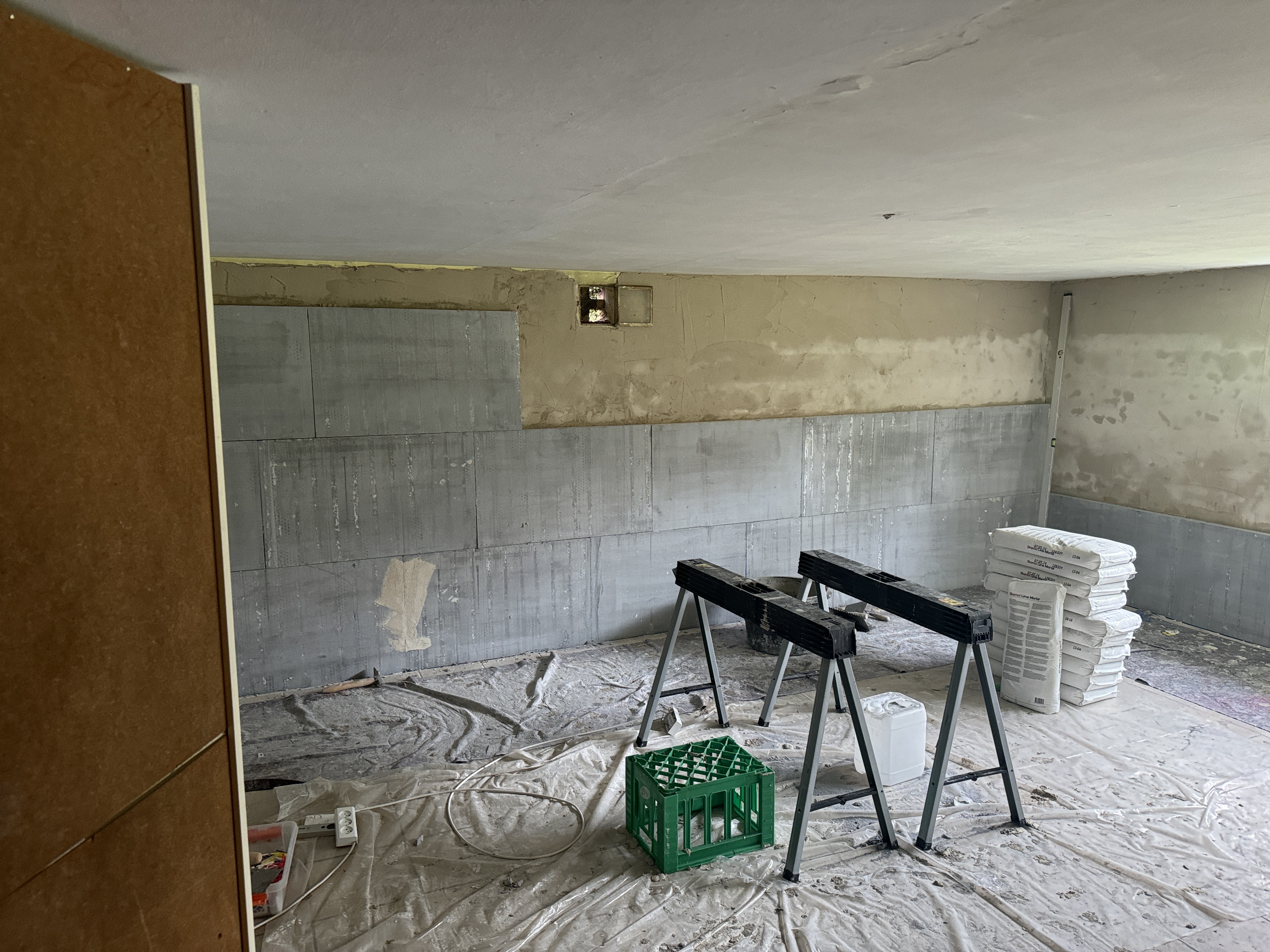 Kælder under renovering – vægge afrenset og klargjort før pudsning